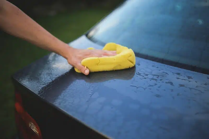 Comment enlever les tâches de peinture sur une voiture