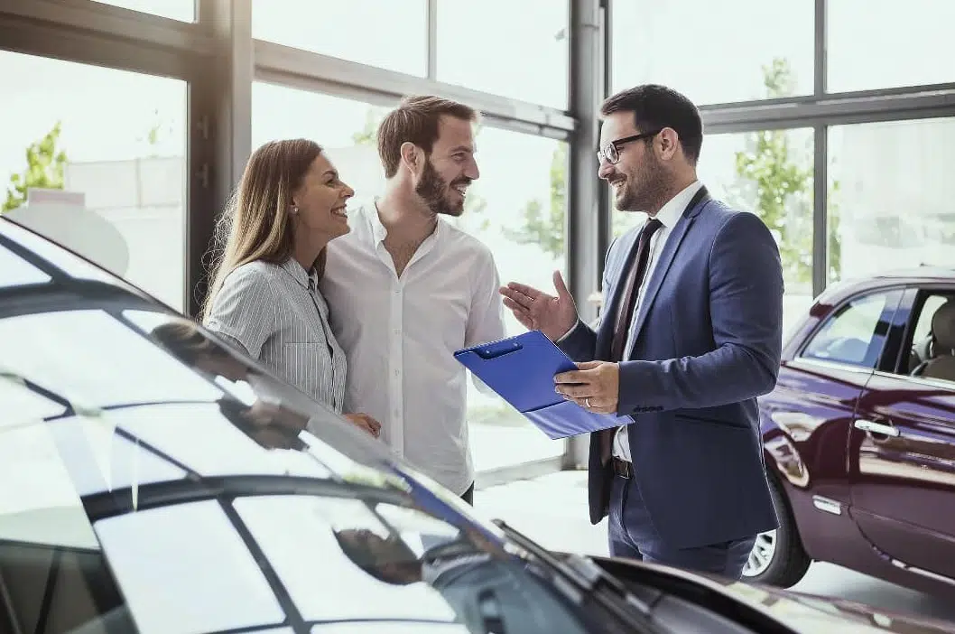 Un couple achète une voiture