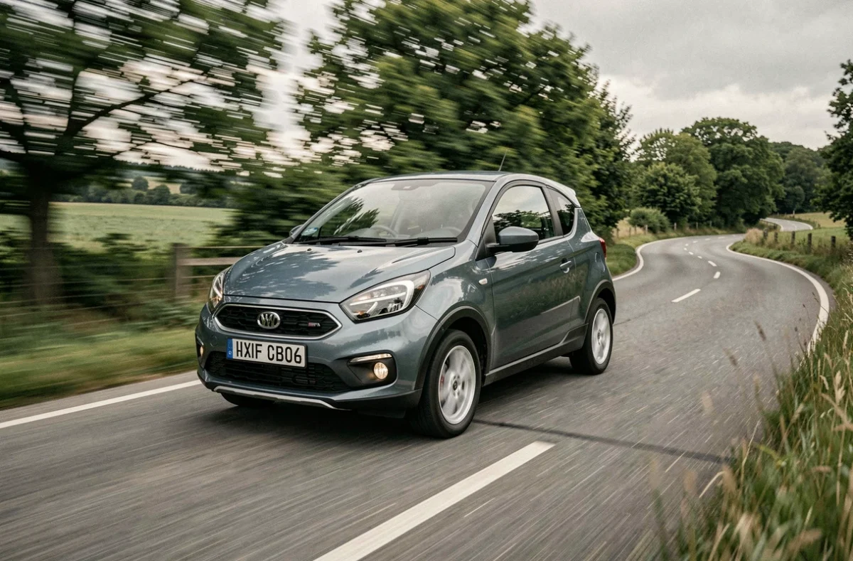 Aixam Coupé GTI gris métallisé en mouvement sur une route de campagne sinueuse avec flou de déplacement