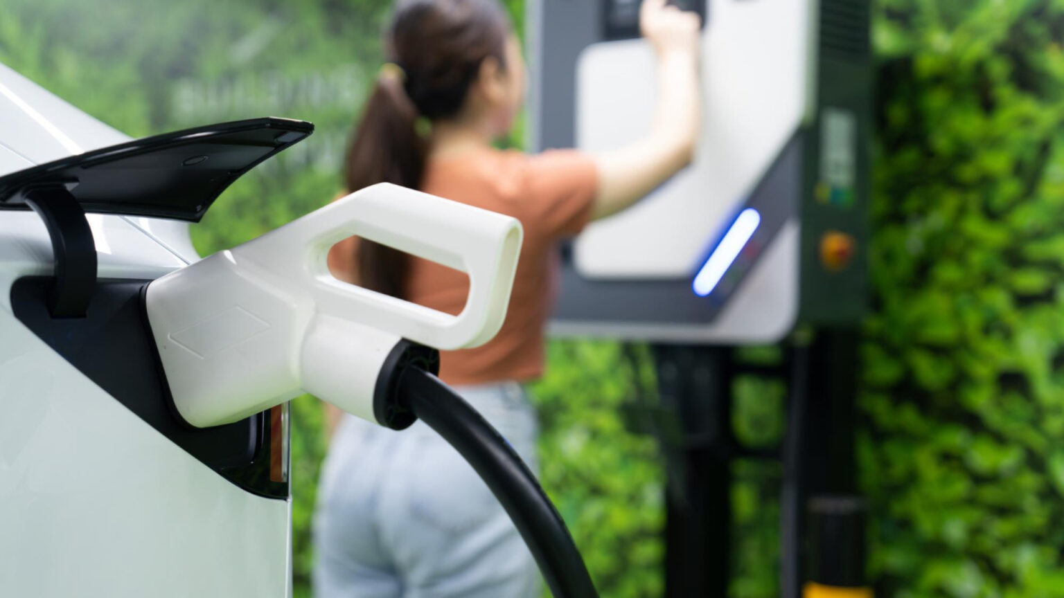 Borne de recharge électrique en entreprise : pourquoi la location s'impose en 2026 ?