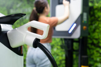 Borne de recharge électrique en entreprise : pourquoi la location s'impose en 2026 ?