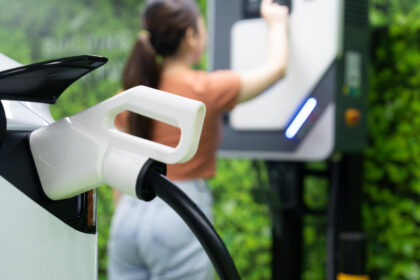 Borne de recharge électrique en entreprise : pourquoi la location s'impose en 2026 ?