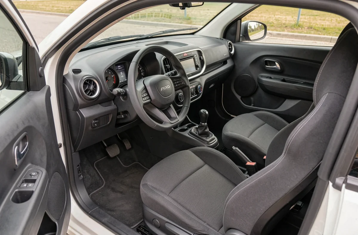 Intérieur du cockpit de l'Aixam Coupé GTI avec tableau de bord et sièges sport en tissu anthracite