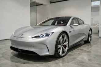 Voiture électrique Pininfarina exposée dans un showroom moderne avec badge emblématique en chrome