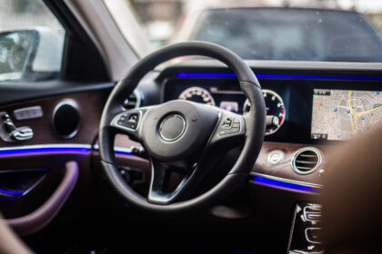 Volant sport : quels bénéfices pour la conduite et que dit la réglementation française ?