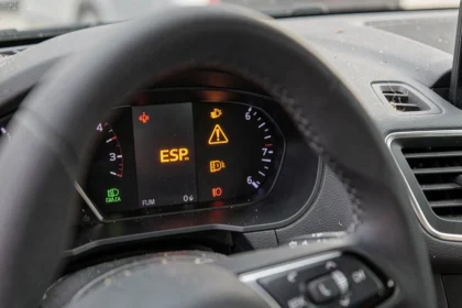 Voyant ESP allumé sur le tableau de bord d'une voiture avec défaut système affiché
